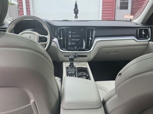 Used 2020 Volvo V60 T5 Cross Country image 9