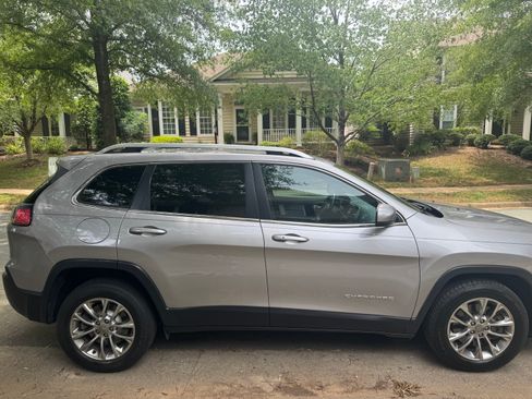 Used 2019 Jeep Cherokee Latitude Plus w/ Cold Weather Group FWD image 1