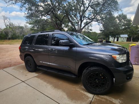Used 2016 Toyota Sequoia SR5 image 2