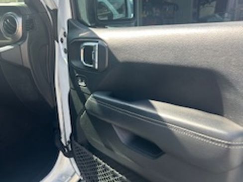 Used 2018 Jeep Wrangler Unlimited Sahara AWD/4WD image 14