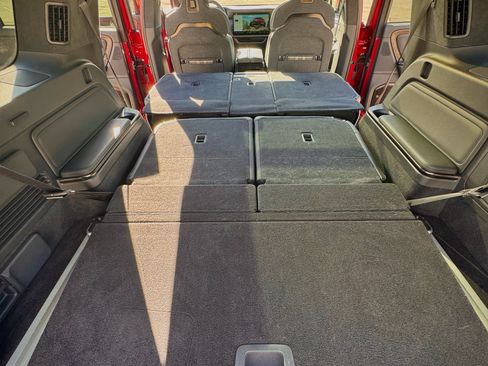 Used 2025 Rivian R1S Premium image 10