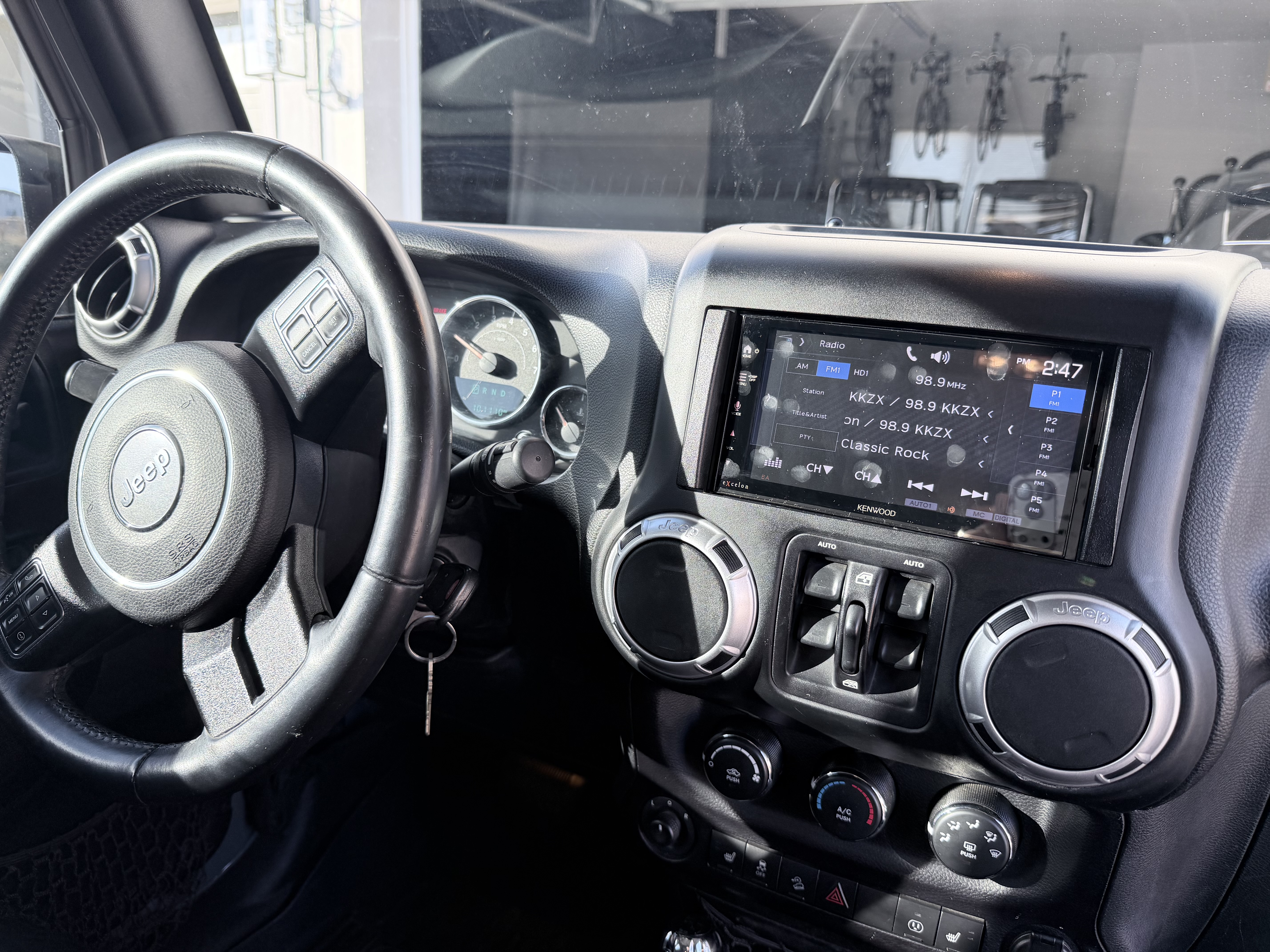 Used 2015 Jeep Wrangler Unlimited Rubicon w/ Connectivity Group AWD/4WD image 9
