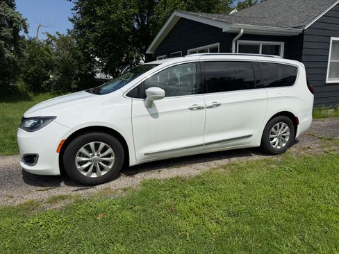 Used 2018 Chrysler Pacifica Touring-L FWD image 1