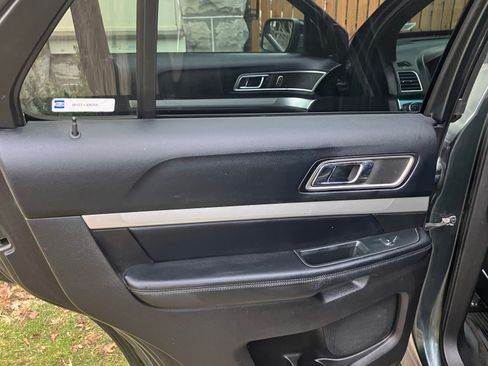 Used 2016 Ford Explorer XLT w/ Equipment Group 202A image 6