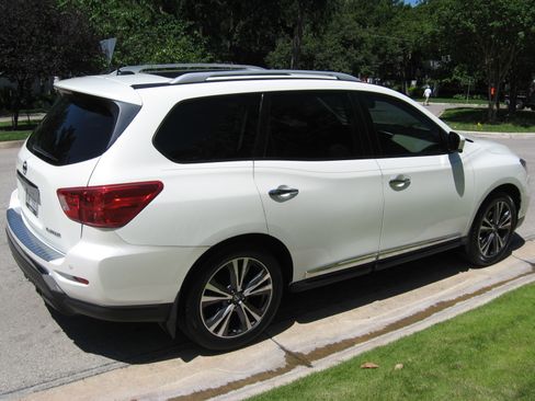 Used 2017 Nissan Pathfinder Platinum FWD image 9