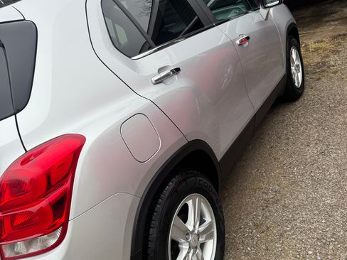 Used 2020 Chevrolet Trax LT w/ LT Convenience Package image 5