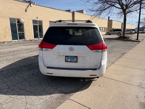 Used 2011 Toyota Sienna XLE w/ Entertainment Pkg FWD image 13