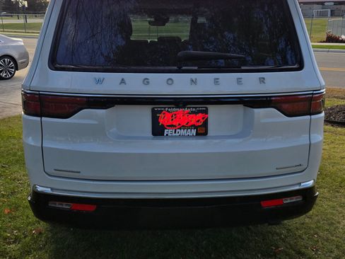 Used 2023 Jeep Wagoneer L Series III w/ Premium Group I image 6