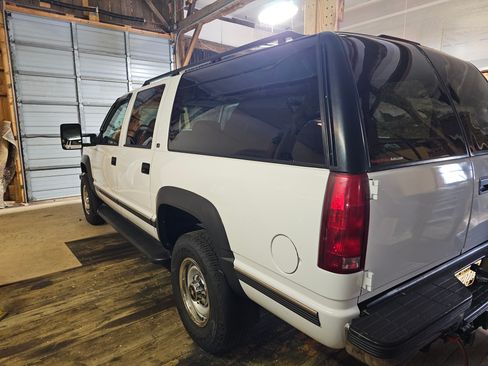 Used 1999 Chevrolet Suburban 2500 w/ Preferred Equipment Group 2 image 14