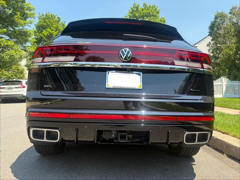 Used 2024 Volkswagen Atlas Cross Sport SEL R-Line w/ Adventure Package AWD/4WD image 12