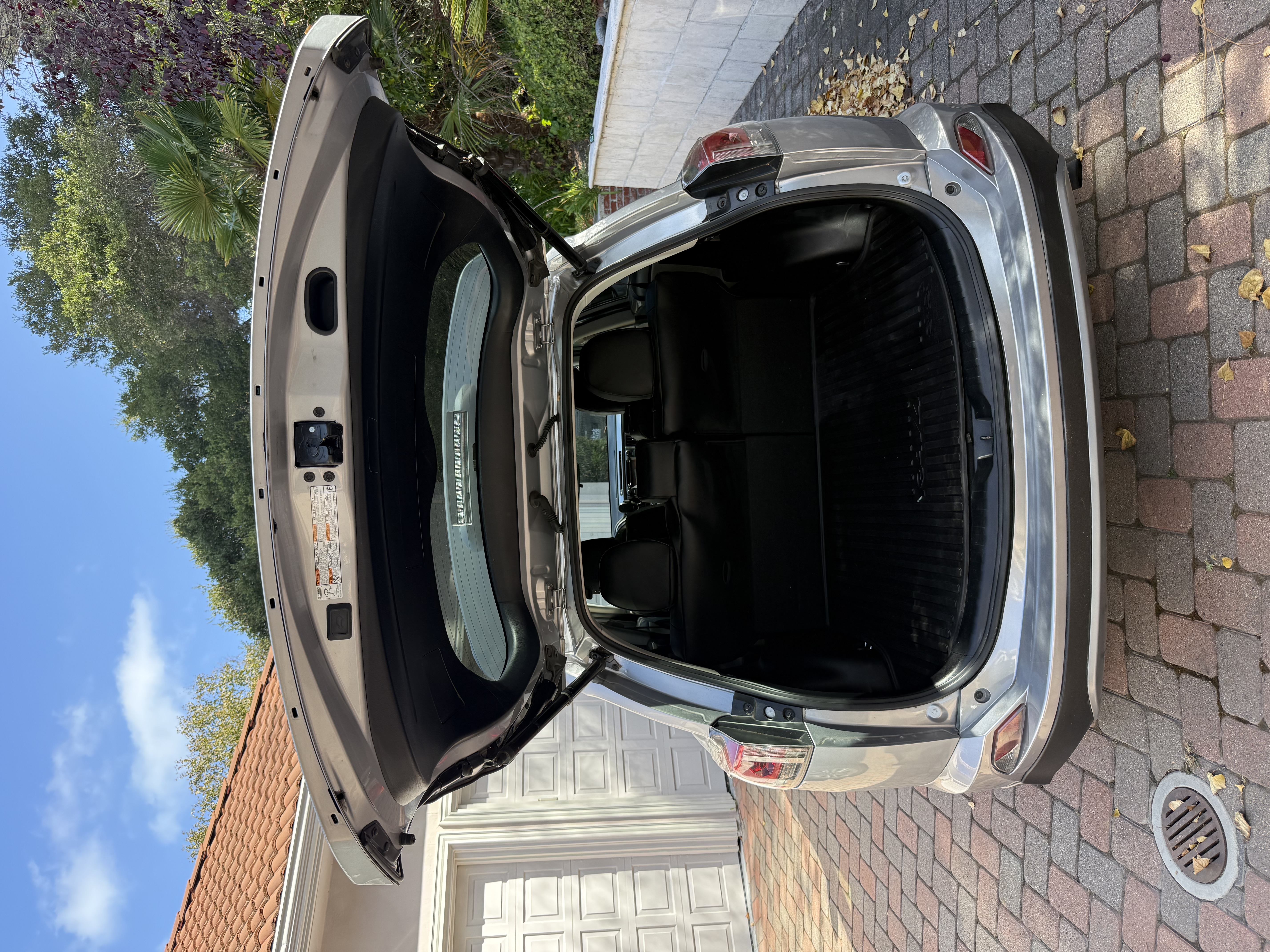 Used 2018 Toyota RAV4 XLE FWD image 12