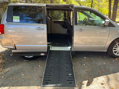 Used 2018 Dodge Grand Caravan SXT image 9