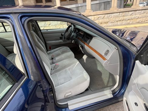 Used 2004 Ford Crown Victoria image 9