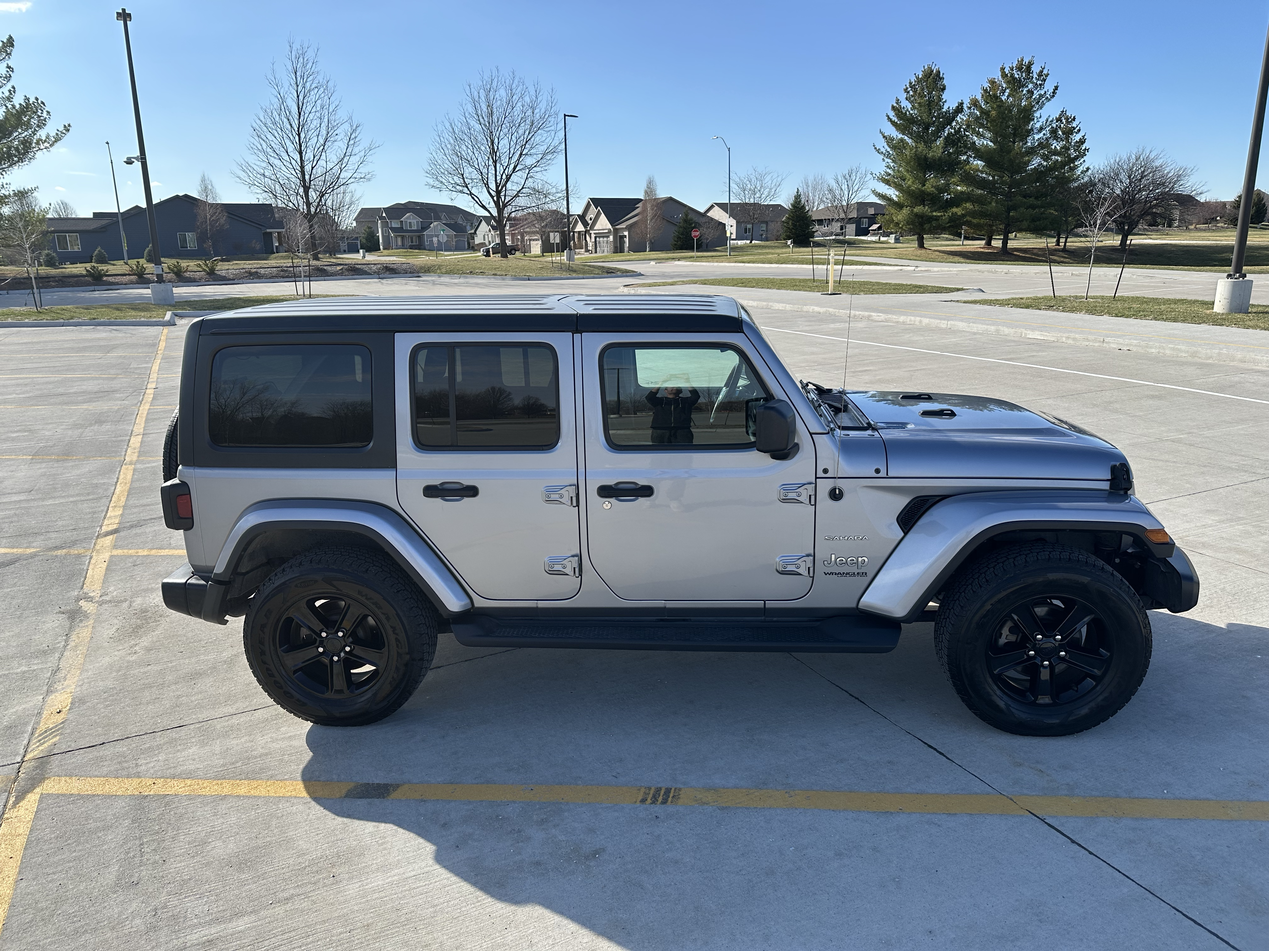 Used 2020 Jeep Wrangler Unlimited Sahara AWD/4WD image 2
