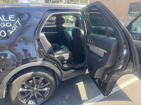 Used 2017 Ford Explorer XLT w/ Equipment Group 202A AWD/4WD image 12