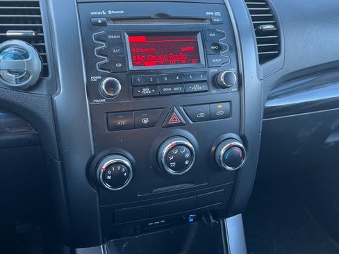 Used 2012 Kia Sorento LX image 2