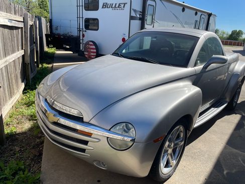 Used 2005 Chevrolet SSR w/ Preferred Equipment Group RWD image 10