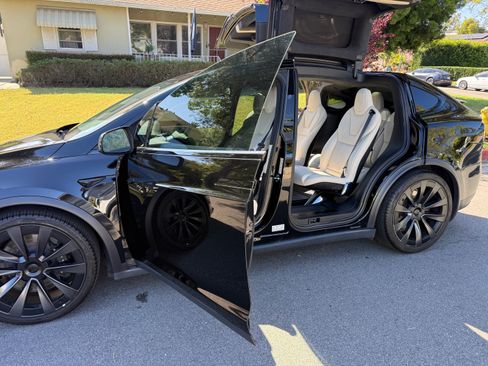 Used 2023 Tesla Model X image 9