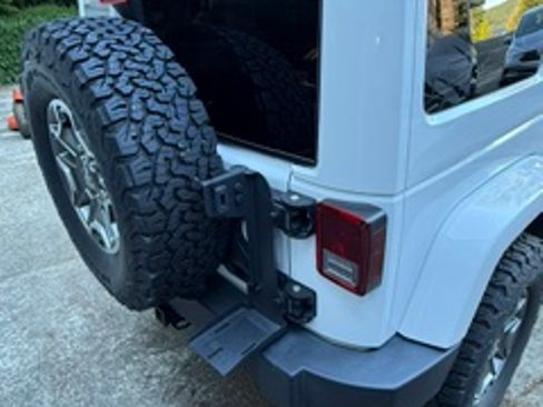 Used 2015 Jeep Wrangler Unlimited Rubicon w/ Connectivity Group AWD/4WD image 8