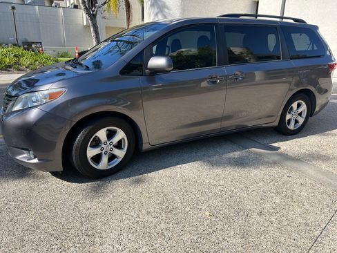 Used 2016 Toyota Sienna LE FWD image 4