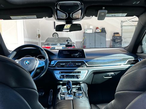 Used 2019 BMW 740i w/ M Sport Package image 4