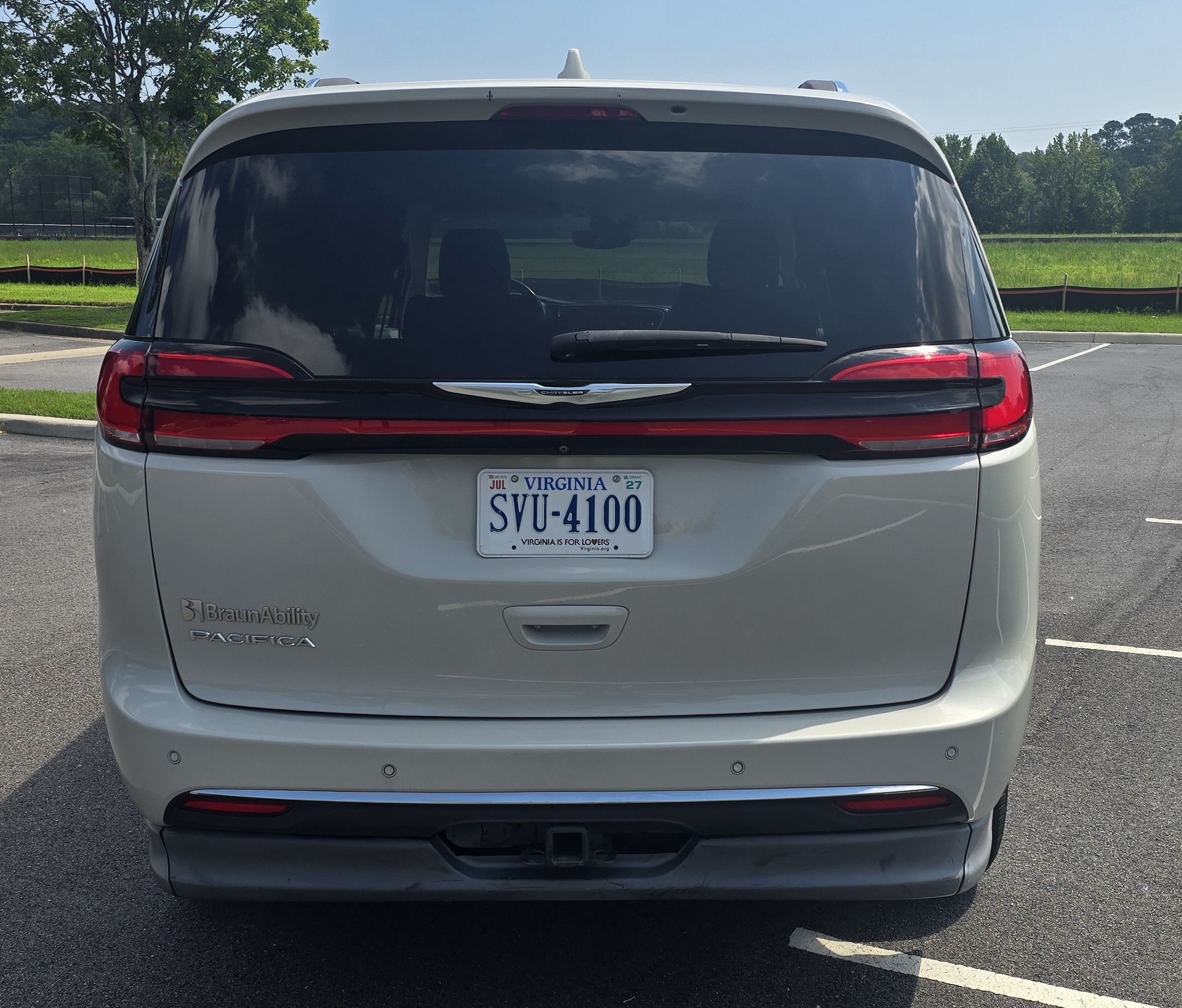 Used 2021 Chrysler Pacifica Touring-L w/ Premium & Safety Sphere Group FWD image 9