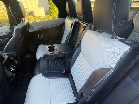 Used 2021 Land Rover Discovery S R-Dynamic image 17