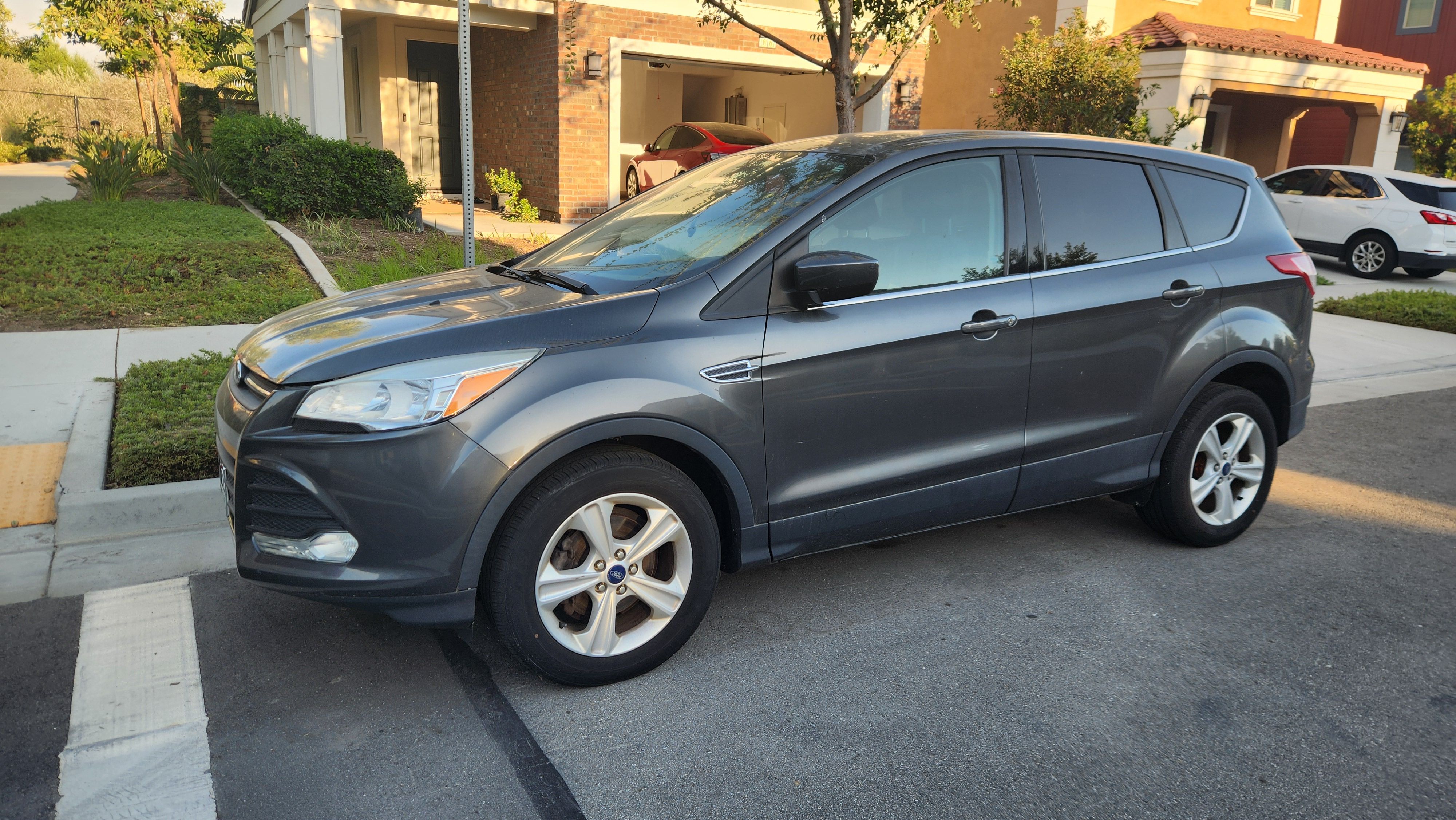 Used 2015 Ford Escape SE FWD image 1