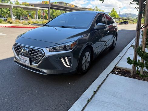 Used 2022 Hyundai Ioniq SE FWD image 1