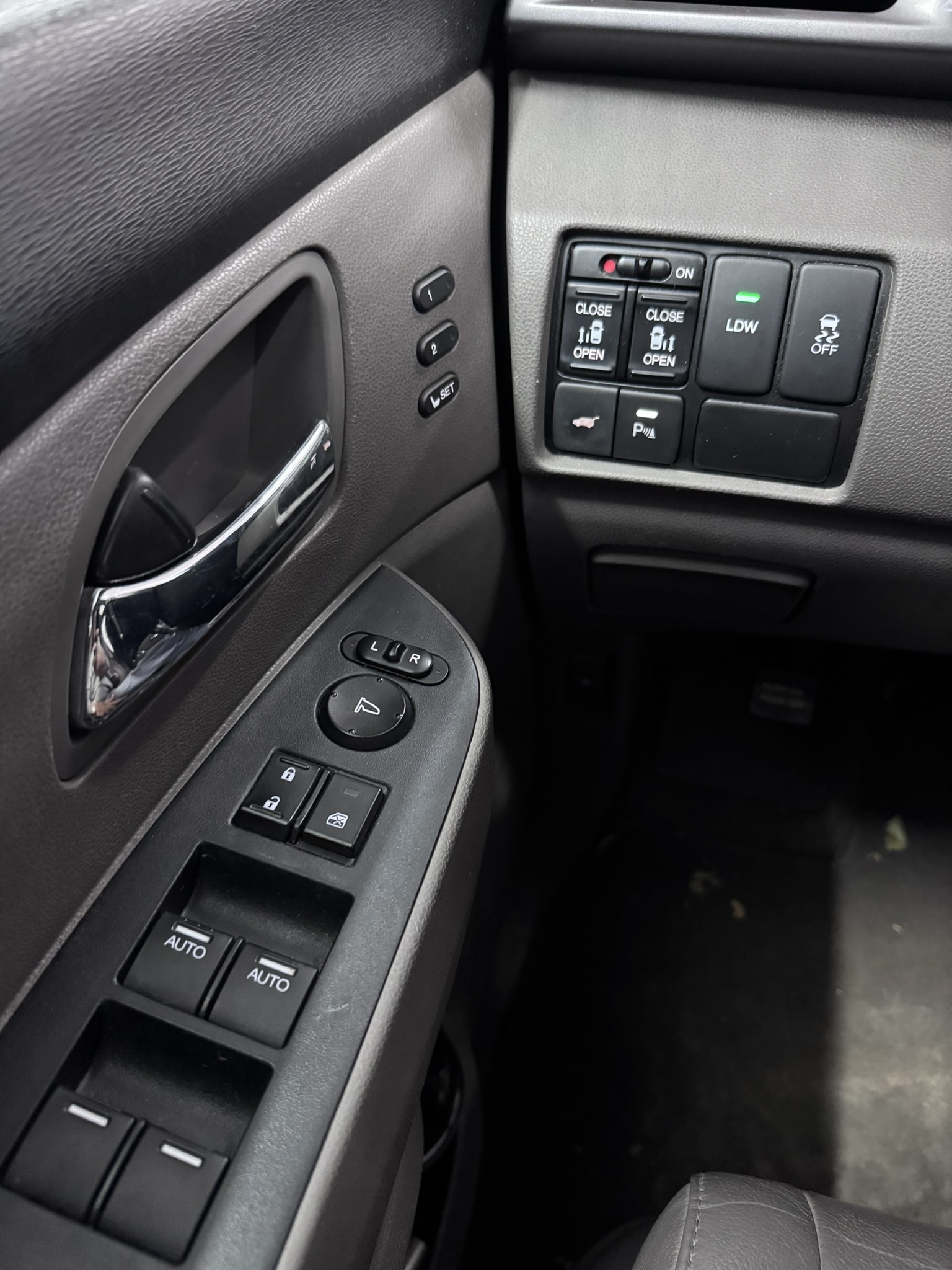 Used 2014 Honda Odyssey Touring Elite image 4