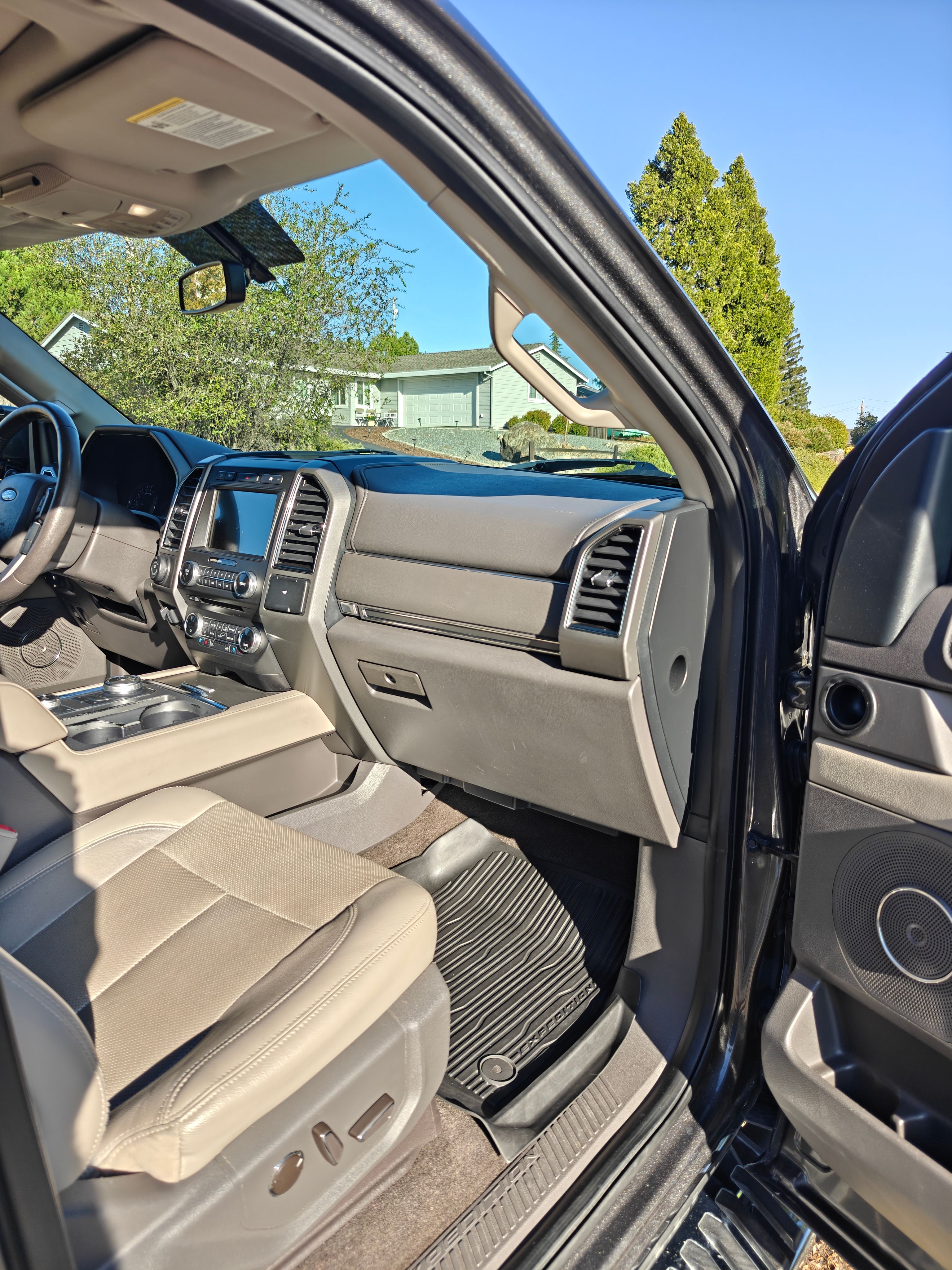 Used 2018 Ford Expedition XLT w/ Equipment Group 202A AWD/4WD image 22