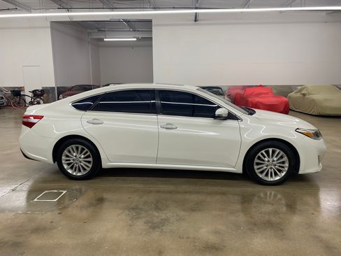 Used 2014 Toyota Avalon XLE Premium image 2