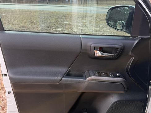 Used 2017 Toyota Tacoma TRD Sport image 25