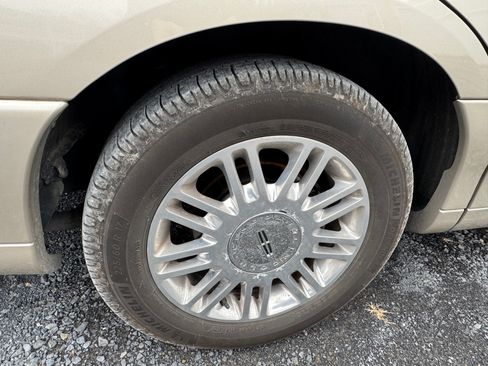 Used 2011 Lincoln Town Car Signature Limited image 10