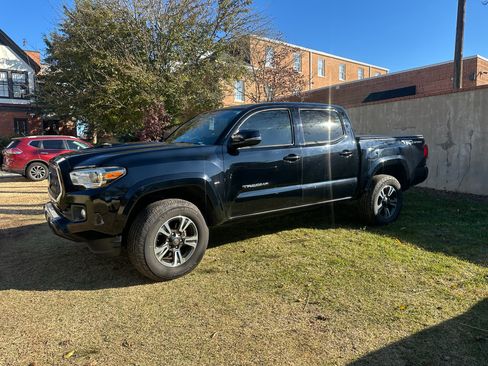 Used 2018 Toyota Tacoma TRD Sport image 6