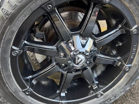 Used 2018 Chevrolet Suburban LT image 24