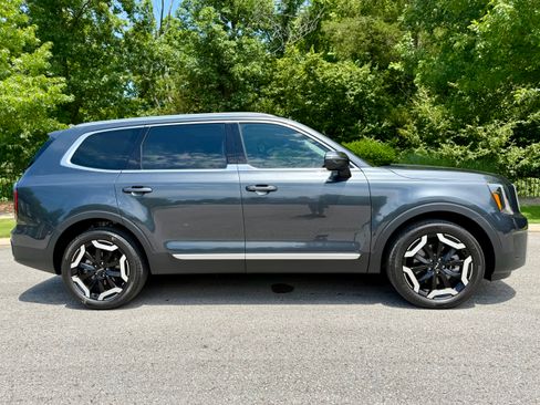 Used 2024 Kia Telluride EX w/ EX Captain's Chair Package AWD/4WD image 9