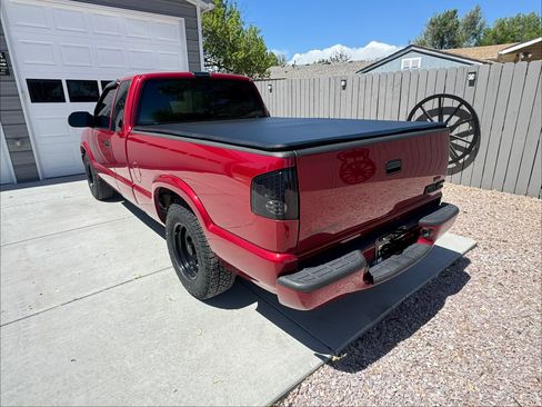 Used 2001 GMC Sonoma SLS w/ Super Spec Pkg 2 RWD image 2