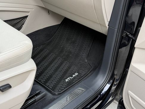 Used 2018 Volkswagen Atlas SEL w/ R-Line Package image 9