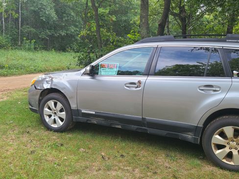 Used 2010 Subaru Outback 2.5i Premium AWD/4WD image 1