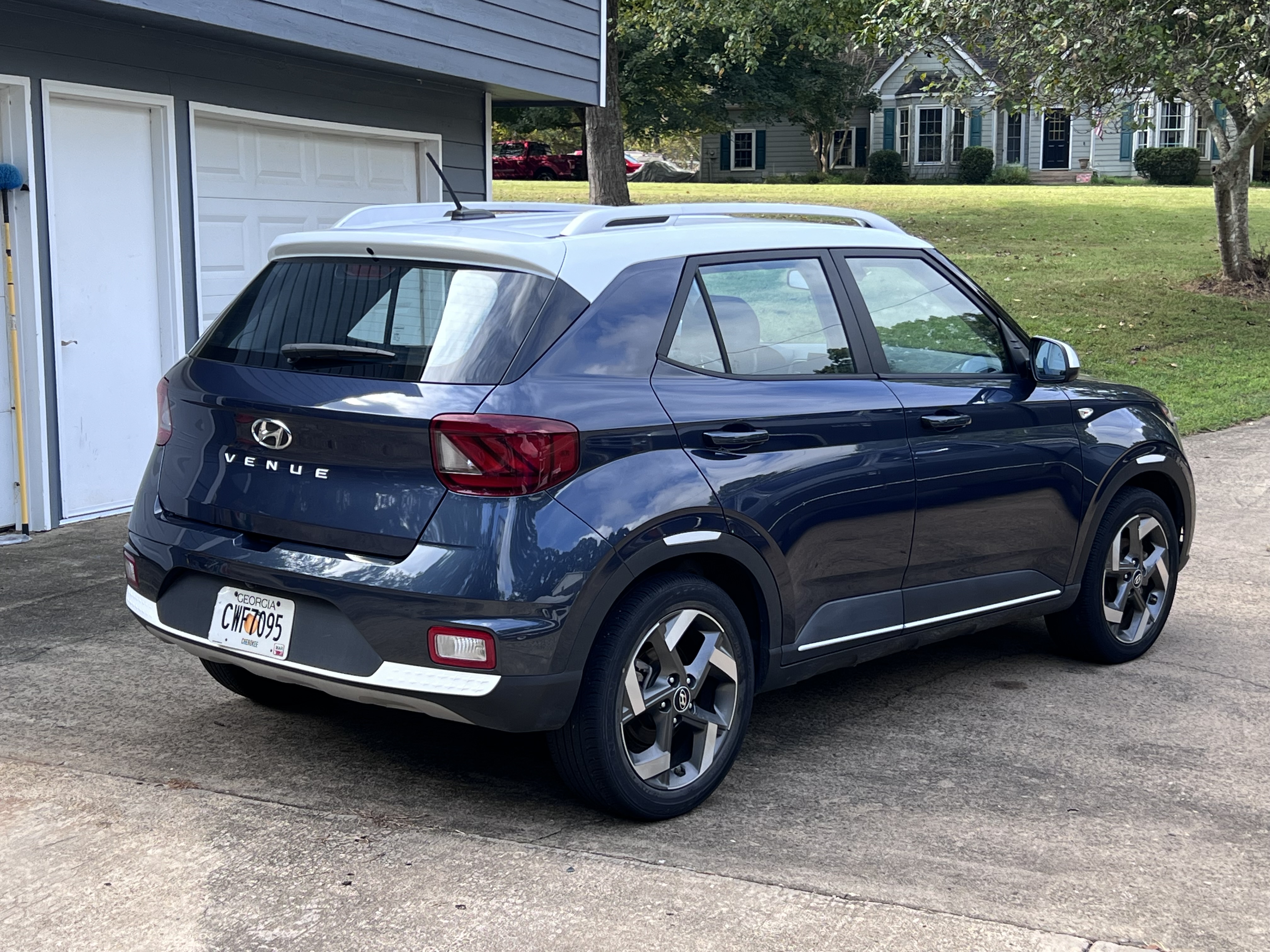 Used 2023 Hyundai Venue Limited w/ Cargo Package FWD image 5