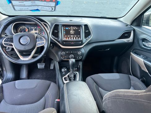 Used 2017 Jeep Cherokee Latitude w/ Cold Weather Group AWD/4WD image 10