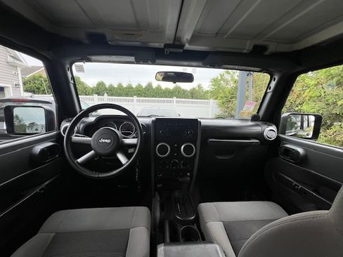 Used 2010 Jeep Wrangler Unlimited Sahara AWD/4WD image 6