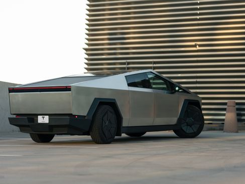 Used 2024 Tesla Cybertruck AWD Crew Cab image 5