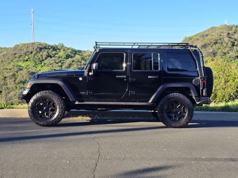 Used 2013 Jeep Wrangler Unlimited Sahara image 4
