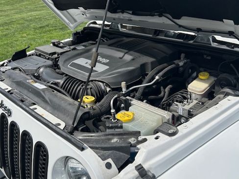 Used 2016 Jeep Wrangler Unlimited Rubicon AWD/4WD image 5