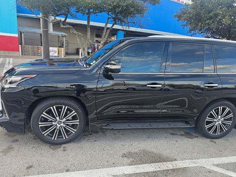 Used 2020 Lexus LX 570 4WD w/ 3rd Row & Luxury Pkg image 4