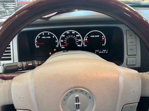 Used 2005 Lincoln Navigator 4WD image 5