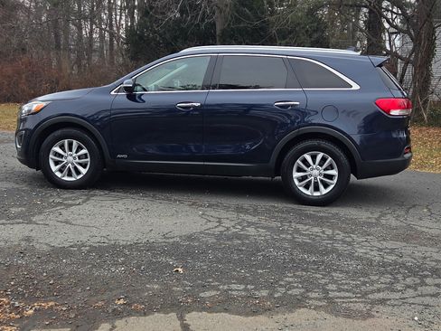 Used 2017 Kia Sorento LX w/ LX Convenience Package image 2