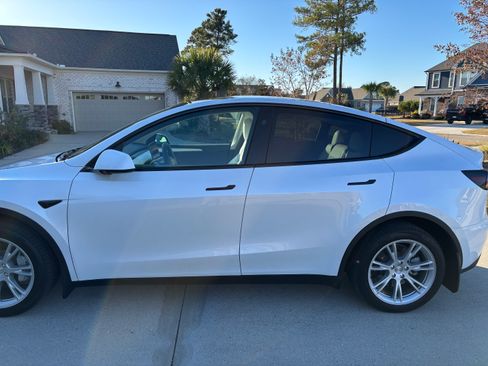 Used 2023 Tesla Model Y Long Range image 9